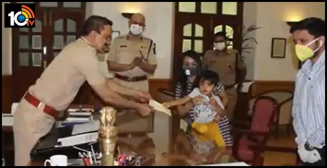 3year old mumbai bakes cupcakes to raise rs.50thousand donates it to city police