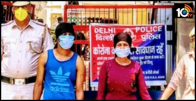 Bunty-Babli style: As husband rode scooty, wife snatched phones; both arrested