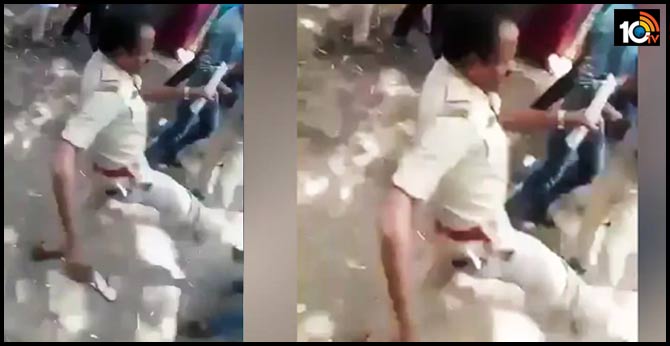 వలస కార్మికులను కాలితో తన్నిన పోలీస్, లంచమిస్తేనే COVID 19 రిపోర్టులు వలస కార్మికులను కాలితో తన్నిన పోలీస్, లంచమిస్తేనే COVID 19 రిపోర్టులు