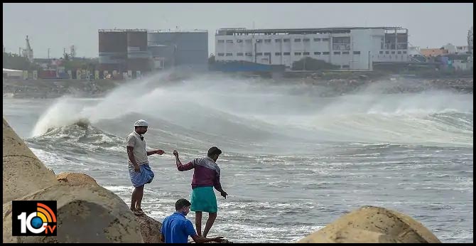 Amphan Effect.. శ్రామిక్ రైళ్లు రద్దు.. ఇళ్ల నుంచి బయటకు రావొద్దంటూ హెచ్చరికలు Amphan Effect.. శ్రామిక్ రైళ్లు రద్దు.. ఇళ్ల నుంచి బయటకు రావొద్దంటూ హెచ్చరికలు