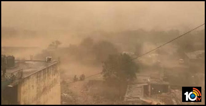 Dust storm & strong winds hit parts of Delhi