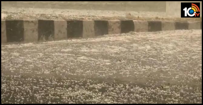 ఢిల్లీలో వడగళ్ల వాన: రోడ్లపై ముత్యాలు పడ్డాయా అన్నట్లుగా ఉంది ఢిల్లీలో వడగళ్ల వాన: రోడ్లపై ముత్యాలు పడ్డాయా అన్నట్లుగా ఉంది