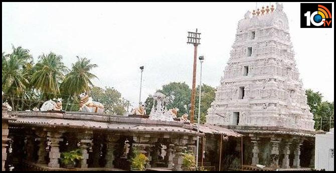 శ్రీశైలం దేవస్థానంలో భారీ స్కాం…సాఫ్ట్ వేర్ మార్చేసి కోట్లు కోట్టేశారు శ్రీశైలం దేవస్థానంలో భారీ స్కాం…సాఫ్ట్ వేర్ మార్చేసి కోట్లు కోట్టేశారు