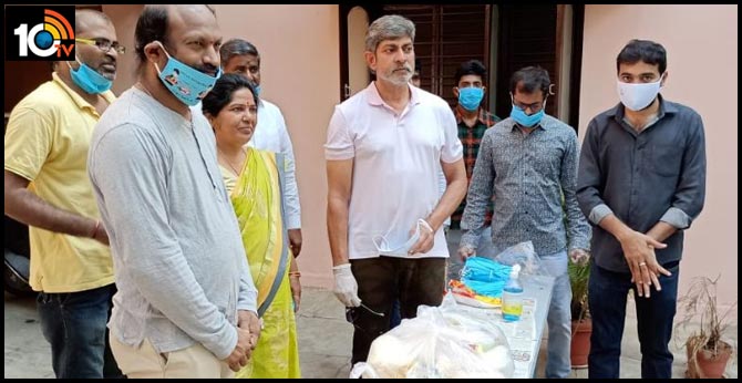 Jagapathi Babu Donates Masks, Sanitisers To Film Women, Lightmen