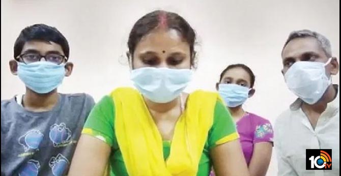 రాత్రంతా కారులోనే, డాక్టర్ కుటుంబంతో అమానుషంగా ప్రవర్తించిన గ్రామస్తులు రాత్రంతా కారులోనే, డాక్టర్ కుటుంబంతో అమానుషంగా ప్రవర్తించిన గ్రామస్తులు