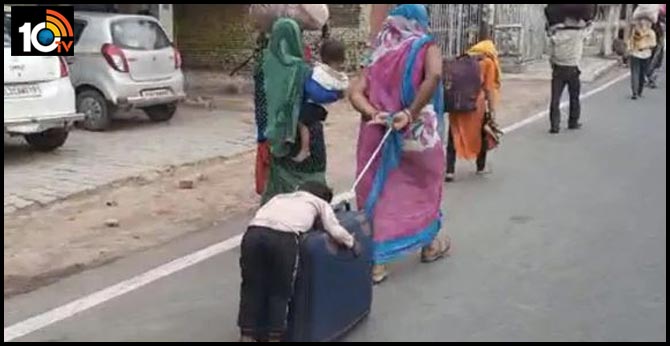 సూట్కేసుపై చిన్నారిని మోసుకెళ్తున్న వలస కార్మికురాలు.. పరిస్థితిపై NHRC విచారణ సూట్కేసుపై చిన్నారిని మోసుకెళ్తున్న వలస కార్మికురాలు.. పరిస్థితిపై NHRC విచారణ