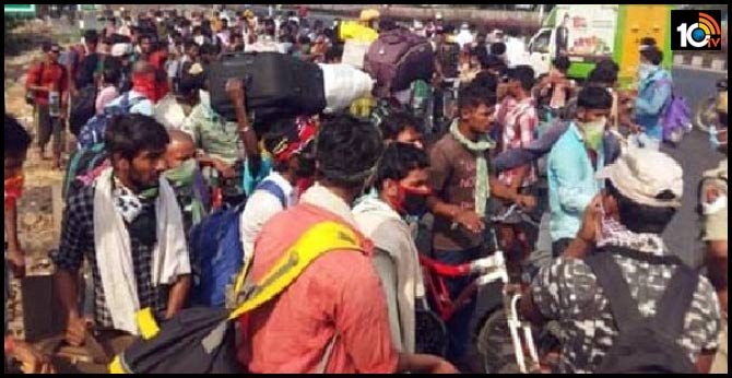 సైకిళ్లపై వెళ్తున్న వలసకూలీలపై లాఠీఛార్జ్ సైకిళ్లపై వెళ్తున్న వలసకూలీలపై లాఠీఛార్జ్