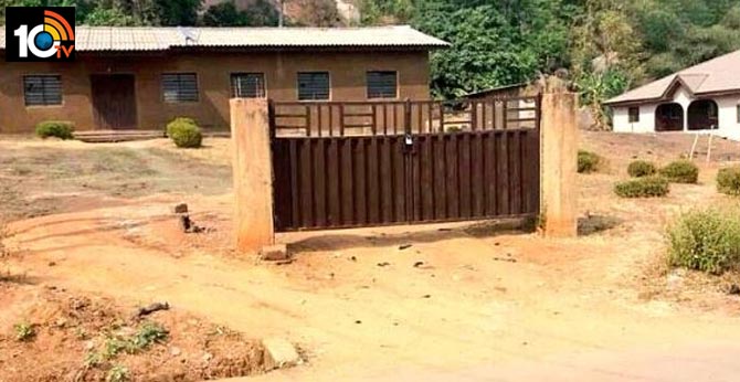 Weird pic of a house with locked gate but no fencing inspires hilarious memes
