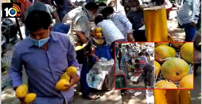 Delhi Crowd Loots Mangoes Worth Thousands From Street Vendor