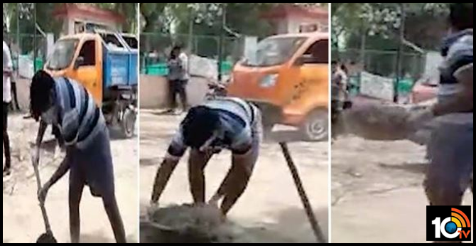 పోలీసులతో అనుచితంగా ప్రవర్తించిన కొడుకుతో చెత్త ఎత్తించి, టాయిలెట్లు కడిగించిన మాజీమంత్రి పోలీసులతో అనుచితంగా ప్రవర్తించిన కొడుకుతో చెత్త ఎత్తించి, టాయిలెట్లు కడిగించిన మాజీమంత్రి