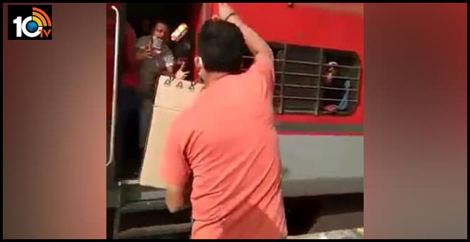 వలస కార్మికులపై చిన్నచూపు… రైల్వే అధికారి సస్పెండ్ వలస కార్మికులపై చిన్నచూపు… రైల్వే అధికారి సస్పెండ్
