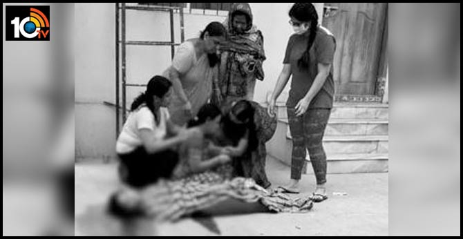 ఎల్బీ నగర్ లో వైద్య విద్యార్థిని అనుమానాస్పద మృతి, 14వ అంతస్తు నుంచి పడిపోయింది ఎల్బీ నగర్ లో వైద్య విద్యార్థిని అనుమానాస్పద మృతి, 14వ అంతస్తు నుంచి పడిపోయింది