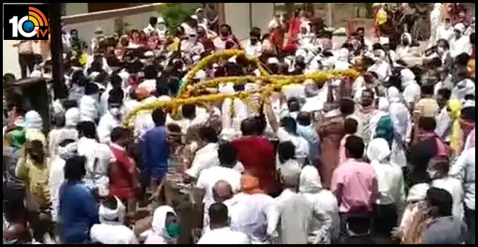 లాక్డౌన్ మధ్య..ఆధ్యాత్మిక గురువు అంత్యక్రియలకు వేలాది మంది..కాంగ్రెస్,బీజేపీ నేతలకు కూడా.. లాక్డౌన్ మధ్య..ఆధ్యాత్మిక గురువు అంత్యక్రియలకు వేలాది మంది..కాంగ్రెస్,బీజేపీ నేతలకు కూడా..