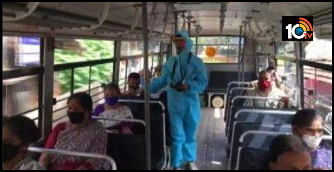 Karnataka: Conductor of a bus en route State bank to Shaktinagar in Mangaluru was seen working wearing personal protective equipment
