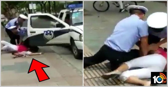 chinese police ruthlessly slams woman carrying her baby on ground
