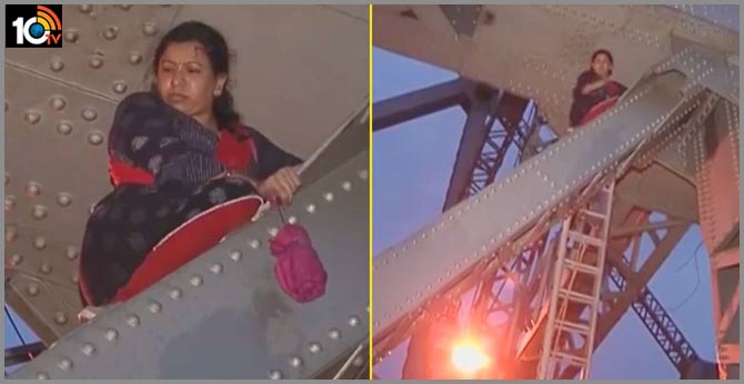 Mentally Ill Woman Climbs Iconic Bridge, Demands Return Of 'stolen Nobel Prize'