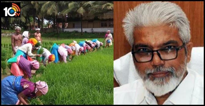 Maharashtra agriculture minister poses as farmer, raids fertilizer shop