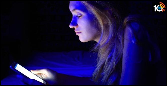 Staring At Your Phone At Night Could Make You Feel Depressed, Claim Researchers