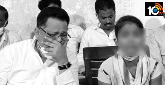 అప్పు తీర్చలేక కూతురి తాకట్టు.. విడిపించిన మాజీ ఎంపీ! అప్పు తీర్చలేక కూతురి తాకట్టు.. విడిపించిన మాజీ ఎంపీ!