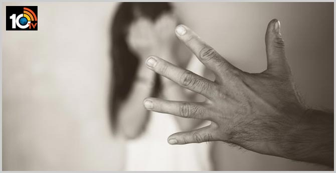 Constable attempt to rape Women after called his home to pay her debt