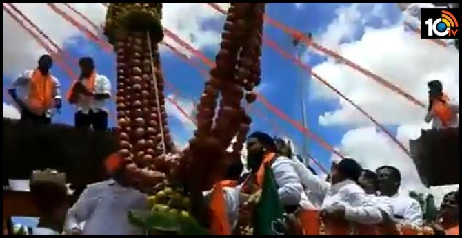 Karnataka Health Minister B Sriramulu takes part in a procession in Chitradurga; social distancing norms being flouted at the event