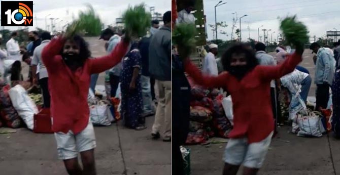 Man selling dhaniya like cheerleader reminds Twitter of IPL, but there is a TikTok twist