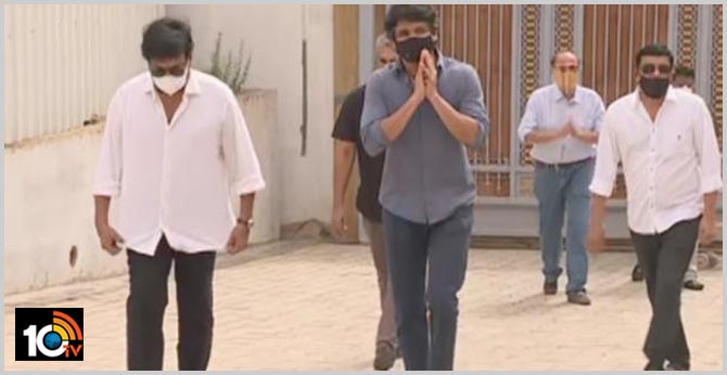 సీఎం జగన్ తో భేటీ అయిన సినీ ప్రముఖులు సీఎం జగన్ తో భేటీ అయిన సినీ ప్రముఖులు