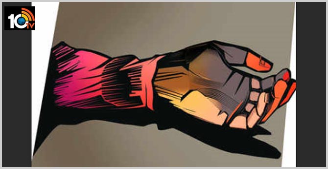 క‌రోనాతో ఉపాధి పోయింది..కుటుంబం కోసం యువ‌కుడు ప్రాణ‌త్యాగం