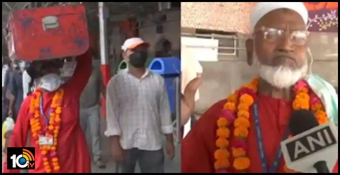 వలస కార్మికుల సామాన్లు మోస్తూ 80ఏళ్ల కూలీ ఉచిత సాయం వలస కార్మికుల సామాన్లు మోస్తూ 80ఏళ్ల కూలీ ఉచిత సాయం