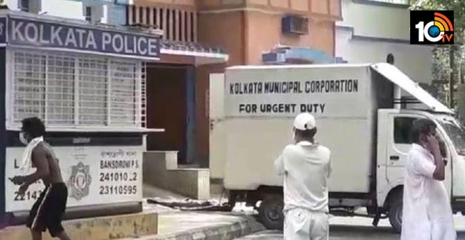 వ్యానులో గుట్టలుగా కుళ్లిపోయిన శవాలు..!! హడలిపోతున్న స్థానికులు వ్యానులో గుట్టలుగా కుళ్లిపోయిన శవాలు..!! హడలిపోతున్న స్థానికులు