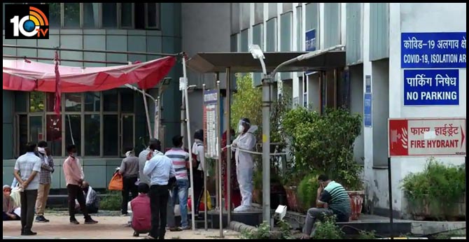 కరోనాకు బలైన తండ్రి డెడ్ బాడీ కోసం, వెయిట్ చేస్తున్న వ్య‌క్తి సెల్ ఫోన్ చోరీ