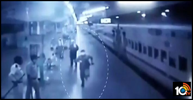 పసిపాపకు పాలు కోసం.. Bolt కంటే వేగంగా రైలుతో పాటు పరిగెత్తిన పోలీస్ పసిపాపకు పాలు కోసం.. Bolt కంటే వేగంగా రైలుతో పాటు పరిగెత్తిన పోలీస్