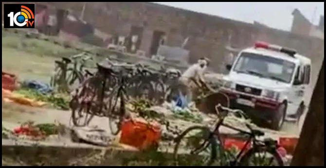 పేదలపై పోలీస్ క్రూరత్వం..గ్రామ మార్కెట్ లోని కూరగాయలను పోలీస్ జీపుతో తొక్కించాడు పేదలపై పోలీస్ క్రూరత్వం..గ్రామ మార్కెట్ లోని కూరగాయలను పోలీస్ జీపుతో తొక్కించాడు