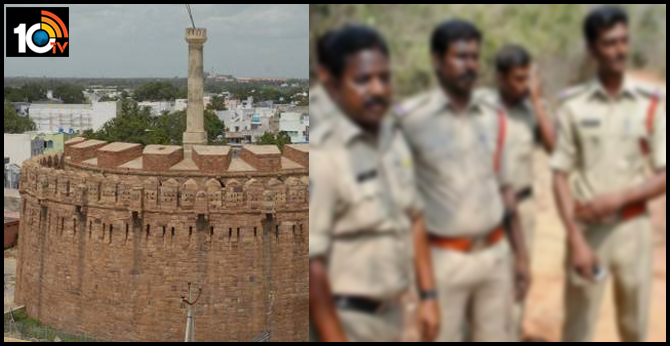 కర్నూలు : బనగానపల్లి పీఎస్ లో 12మంది పోలీసులకు కరోనా..కుటుంబాలన్నీ క్వారంటైన్ కు కర్నూలు : బనగానపల్లి పీఎస్ లో 12మంది పోలీసులకు కరోనా..కుటుంబాలన్నీ క్వారంటైన్ కు
