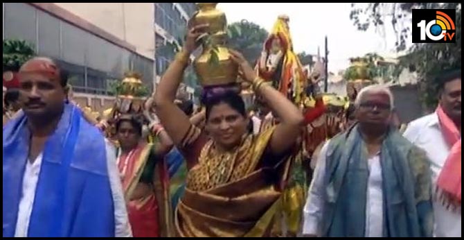 కరోనా భయం : ఇంట్లోనే అమ్మకు బోనం కరోనా భయం : ఇంట్లోనే అమ్మకు బోనం