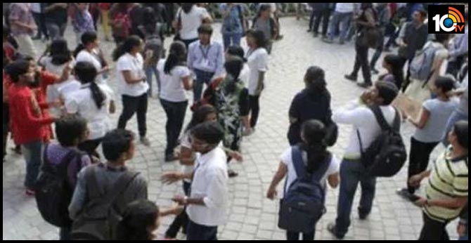 పరీక్షలు లేకుండానే యూజీ, పీజీ విద్యార్థులు పాస్! పరీక్షలు లేకుండానే యూజీ, పీజీ విద్యార్థులు పాస్!