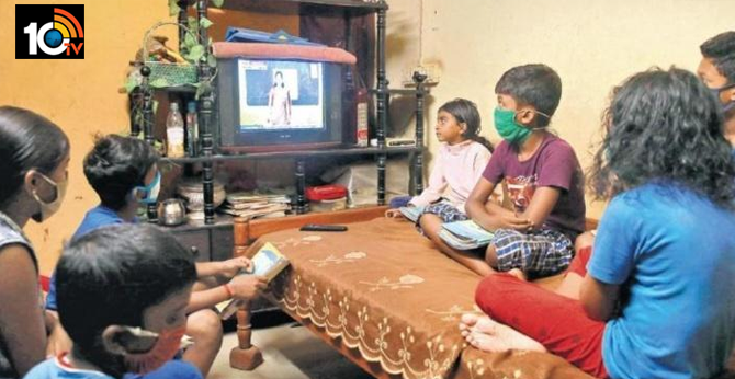 ఇంటర్నెట్ లేని విద్యార్థులకు టీవీల్లో క్లాసులు చెబుతున్న కేరళ ఇంటర్నెట్ లేని విద్యార్థులకు టీవీల్లో క్లాసులు చెబుతున్న కేరళ