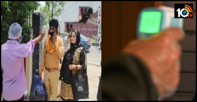 పెళ్లికి వచ్చిన అతిధులకు ధర్మల్ స్క్రీనింగ్ పెళ్లికి వచ్చిన అతిధులకు ధర్మల్ స్క్రీనింగ్