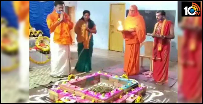 కరోనా స్వాహా : కోవిడ్-19 అంతం కోసం యాగం చేసిన బీజేపీ ఎమ్మెల్యే కరోనా స్వాహా : కోవిడ్-19 అంతం కోసం యాగం చేసిన బీజేపీ ఎమ్మెల్యే