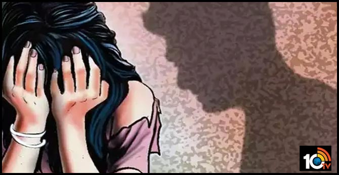 ఇద్దరితో కలిసి యువతిపై కానిస్టేబుల్ సామూహిక అత్యాచారం : అనంతలో దారుణం ఇద్దరితో కలిసి యువతిపై కానిస్టేబుల్ సామూహిక అత్యాచారం : అనంతలో దారుణం