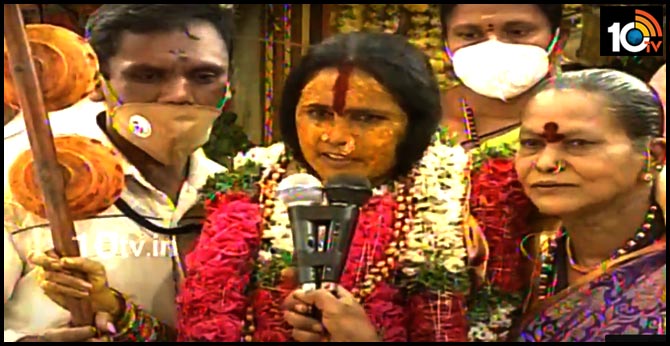 భవిష్యవాణి : కరోనా వైరస్..చాలా జాగ్రత్తగా ఉండాలని హెచ్చరించిన స్వర్ణలత భవిష్యవాణి : కరోనా వైరస్..చాలా జాగ్రత్తగా ఉండాలని హెచ్చరించిన స్వర్ణలత