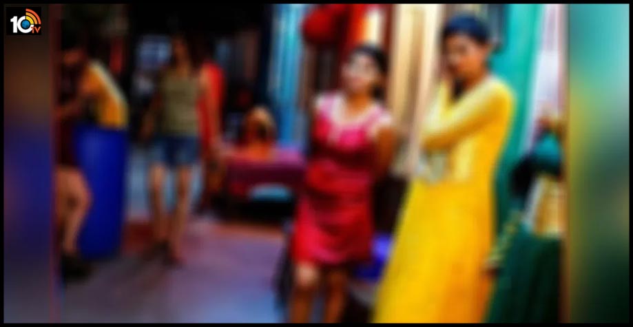 పైకి స్పా.. లోన బాలికలతో పాడుపని.. పోలీసుల ఎంట్రీతో బాగోతం బట్టబయలు పైకి స్పా.. లోన బాలికలతో పాడుపని.. పోలీసుల ఎంట్రీతో బాగోతం బట్టబయలు