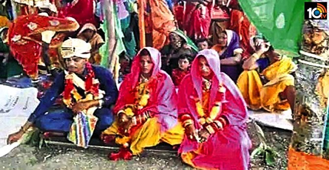 madhya-pradesh-man-marries-two-women-at-same-muhurtham-family-villagers-join-wedding-rituals