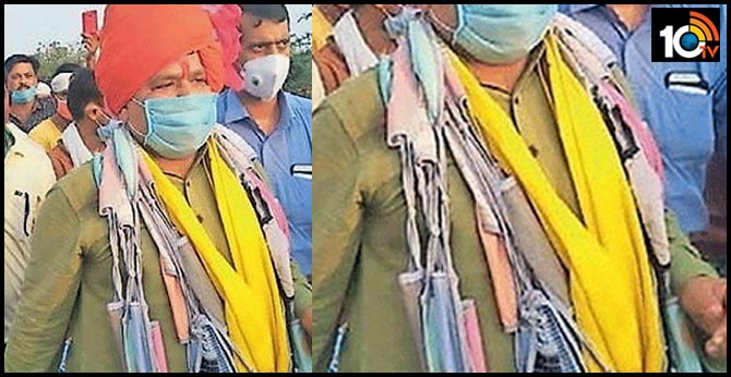 మంత్రిగారికి ’మాస్కులు మాల’తో స్వాగతం పలికిన కార్యకర్తలు: కరోనా ట్రెండ్ మంత్రిగారికి ’మాస్కులు మాల’తో స్వాగతం పలికిన కార్యకర్తలు: కరోనా ట్రెండ్
