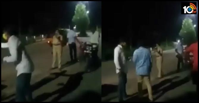 మద్యంతాగి..నడిరోడ్డుపై షర్టువిప్పేసి..మహిళా ఎస్సైపై గ్రామవాలంటీర్ వీరంగం..తిట్ల పురాణం మద్యంతాగి..నడిరోడ్డుపై షర్టువిప్పేసి..మహిళా ఎస్సైపై గ్రామవాలంటీర్ వీరంగం..తిట్ల పురాణం