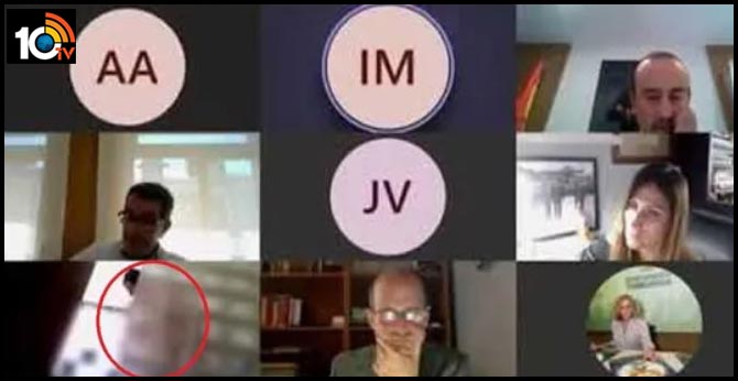 వీడియో కాన్ఫరెన్స్లో మాట్లాడుతూ..బాత్రూంలోకెళ్లి స్నానం చేసిన కౌన్సిలర్ వీడియో కాన్ఫరెన్స్లో మాట్లాడుతూ..బాత్రూంలోకెళ్లి స్నానం చేసిన కౌన్సిలర్