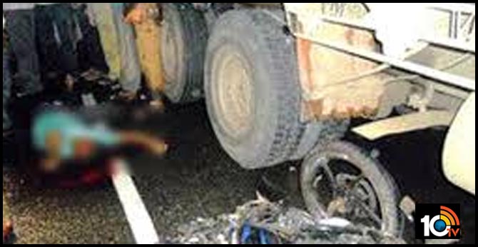 కరోనాను తప్పించుకున్నా, యాక్సిడెంట్ రూపంలో మృత్యువు కబళించింది కరోనాను తప్పించుకున్నా, యాక్సిడెంట్ రూపంలో మృత్యువు కబళించింది