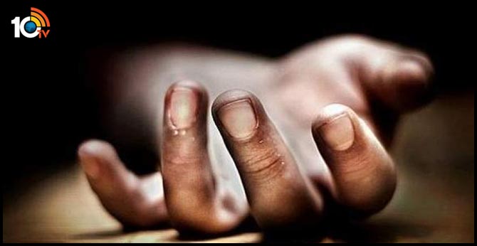 కొడుకు కరోనా బారిన పడ్డారన్న బాధతో తండ్రి గుండెపోటుతో మృతి కొడుకు కరోనా బారిన పడ్డారన్న బాధతో తండ్రి గుండెపోటుతో మృతి
