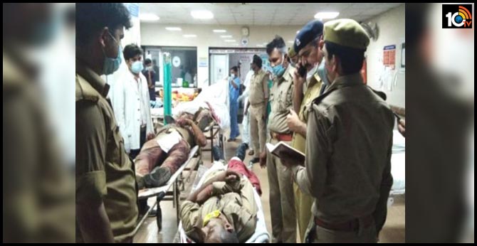 రౌడీ షీటర్ను పట్టుకోవడానికి వెళ్లి.. కాల్పుల్లో 8మంది పోలీసులు మృతి రౌడీ షీటర్ను పట్టుకోవడానికి వెళ్లి.. కాల్పుల్లో 8మంది పోలీసులు మృతి
