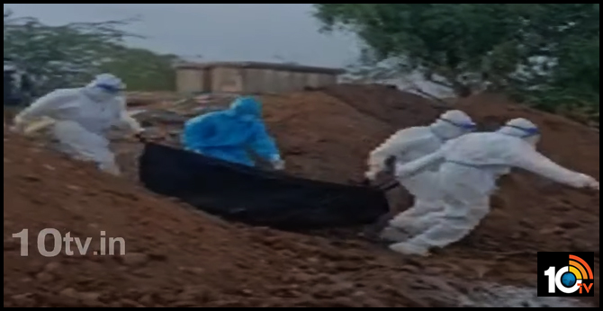 అమానుషం, కరోనా మృతదేహాలను విసిరి పారేశారు అమానుషం, కరోనా మృతదేహాలను విసిరి పారేశారు
